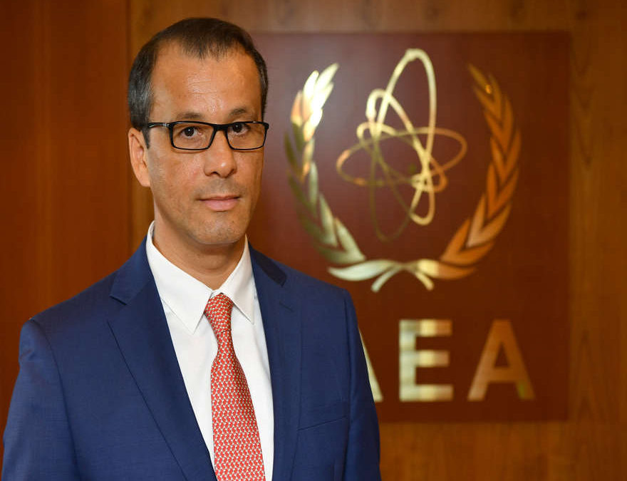 El Director General interino de la Agencia Internacional de Energía Atómica, OIEA, Cornel Feruta de Rumania espera el inicio de la reunión de la junta de gobernadores del OIEA en el Centro Internacional en Viena, Austria, el 1 de agosto de 2019. (Ronald Zak / AP)