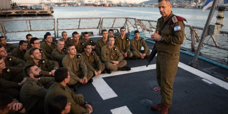 El Jefe de Estado Mayor de las FDI, Aviv Kohavi, habla con los soldados de la Armada israelí en la popa de un barco en el puerto de Haifa durante un ejercicio sorpresa el 25 de septiembre de 2019. (Fuerzas de Defensa de Israel)