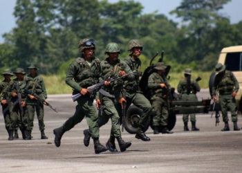 Las fuerzas armadas de Colombia en alerta por maniobras militares en Venezuela