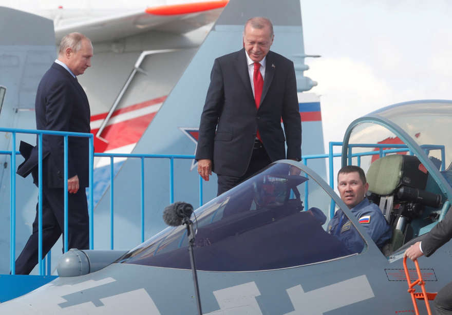 El presidente ruso, Vladimir Putin, y el presidente turco, Recep Tayyip Erdogan, inspeccionan el caza Sukhoi Su-57 de quinta generación durante el Salón Internacional de Aviación y Espacio MAKS-2019 en Zhukovsky, en las afueras de Moscú, Rusia, el 27 de agosto de 2019. (Crédito de la foto: MAXIM SHIPENKOV / POOL VIA REUTERS / FOTO DE ARCHIVO)