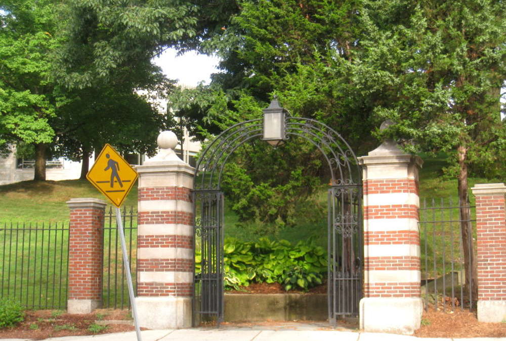 Esvástica en la puerta del dormitorio del estudiante judío en Tufts