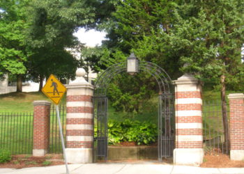 Esvástica en la puerta del dormitorio del estudiante judío en Tufts