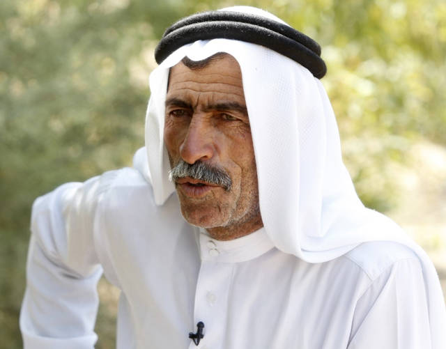 Abu Bashir, un funcionario local que perdió a dos hijos por artefactos explosivos improvisados en el distrito de Al-Nour, en las afueras de Baiji, una región rica en petróleo devastada por la lucha contra el grupo del Estado Islámico en 2014, aparece en la foto el 25 de agosto de 2019 (PSABAH ARAR / AFP)