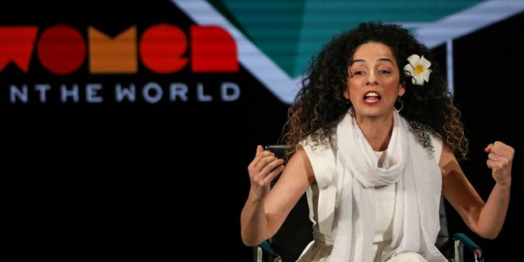 Masih Alinejad, periodista iraní y activista por los derechos de las mujeres, habla en el escenario en la Cumbre de Mujeres en el Mundo en Nueva York, EE. UU., 12 de abril de 2019. (Crédito de la foto: REUTERS)