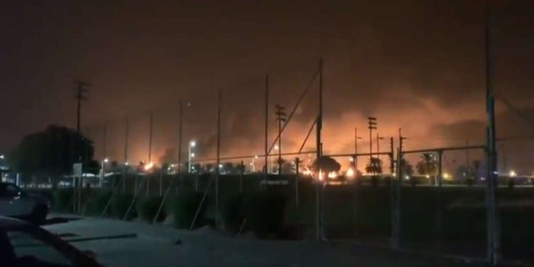 Captura de pantalla del video que se dice que muestra explosiones en Buqyaq, Arabia Saudita, 14 de septiembre de 2019 (Twitter)