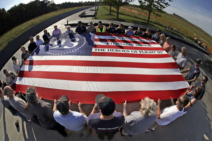 Los visitantes del Monumento Nacional del Vuelo 93 en Shanksville, Pensilvania, participan en un servicio conmemorativo al atardecer el martes 10 de septiembre de 2019, mientras la nación se prepara para conmemorar el 18 aniversario de los ataques del 11 de septiembre de 2001. (Foto AP / Gene J. Puskar)