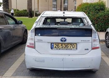 Un automóvil dañado por un proyectil de mortero disparado desde el Sinaí, en la comunidad israelí de Bnei Netzarim (Policía de Israel)