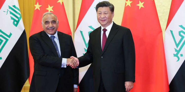 El presidente chino, Xi Jinping, a la derecha, se da la mano con el primer ministro iraquí, Adil Abdul-Mahdi, durante su reunión en el Gran Salón del Pueblo en Beijing, China, el 23 de septiembre | Foto: Lintao Zhang / Pool vía REUTERS