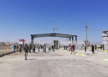 Guardias fronterizos iraquíes y sirios se preparan para abrir el cruce entre la ciudad iraquí de Qaim y Boukamal de Siria en la provincia de Anbar, Iraq, 30 de septiembre de 2019. (Foto AP / Hadi Mizban)