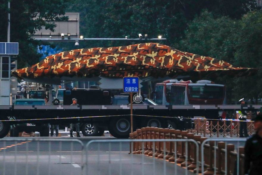 Un camión que transporta lo que es casi seguro el dron Sharp Sword antes de un desfile militar en Beijing (Foto cortesía del Foro Sinodefence )