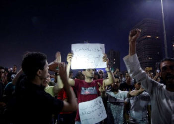 Los manifestantes egipcios gritan pidiendo la destitución del presidente Abdel Fattah el-Sissi en el centro de El Cairo el 20 de septiembre de 2019. (STR / AFP)