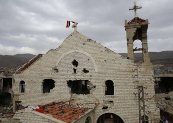 Una bandera siria ondea sobre la dañada iglesia ortodoxa romana de santa maría en la ciudad turística de montaña de zabadani en el campo de damasco | Archivos: AP / Hassan Ammar
