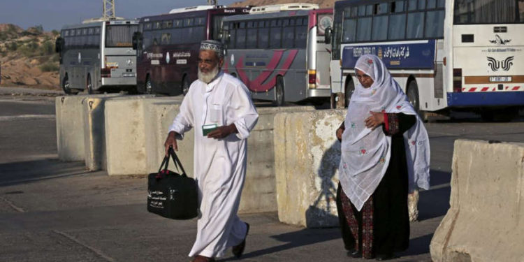 Los palestinos cruzan el puesto de control de Beit Hanoun en su camino hacia el cruce fronterizo de Erez entre Israel y Gaza, en el norte de la Franja de Gaza, el domingo 5 de octubre de 2014. (AP / Adel Hana)