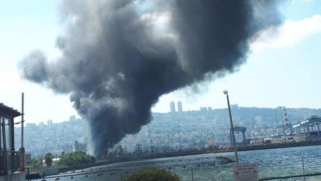 Se desata un incendio en el puerto de Haifa (Foto: Eliezer Eitan)