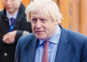 Johnson de Reino Unido ingresa a cuidados intensivos por complicaciones con el COVID-19