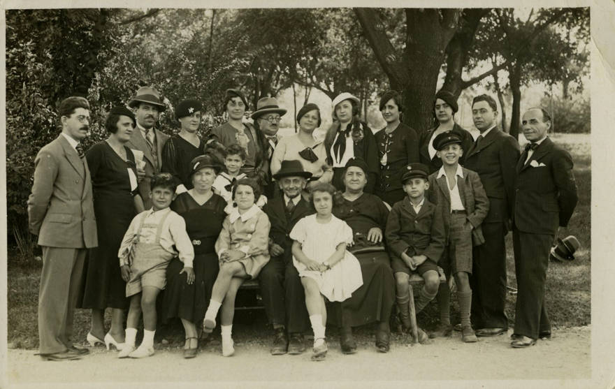 La familia Majer de Belgrado, en un momento feliz antes de la Segunda Guerra Mundial; 19 personas en la fotografía fueron asesinadas en el Holocausto (Cortesía de Yad Vashem Photo Archive)