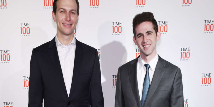 Avi Berkowitz, derecha, con Jared Kushner en la Cumbre TIME 100 en la ciudad de Nueva York, 23 de abril de 2019. (Craig Barritt / Getty Images para TIME)