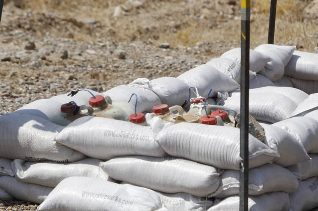 El 25 de agosto de 2019, cerca de la ciudad iraquí de Baiji, una ciudad rica en petróleo, se colocan dispositivos explosivos limpiados por una mina iraquí más limpia que trabaja para Halo Trust, una organización sin fines de lucro especializada en la extracción de minas, en bolsas de arena en un campo agrícola e industrial, cerca de la ciudad iraquí de Baiji. región devastada por la lucha contra el grupo Estado Islámico (IS) en 2014. (SABAH ARAR / AFP)