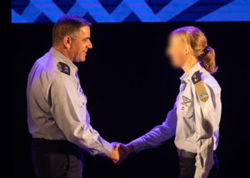 La teniente coronel Gimel se da la mano con el jefe de la Fuerza Aérea israelí, mayor general Amikam Norkin, mientras toma el mando del Escuadrón Nachshon de la IAF el 24 de septiembre de 2019, convirtiéndola en la primera mujer en servir como líder de un escuadrón de vuelo. (Fuerzas de Defensa de Israel)