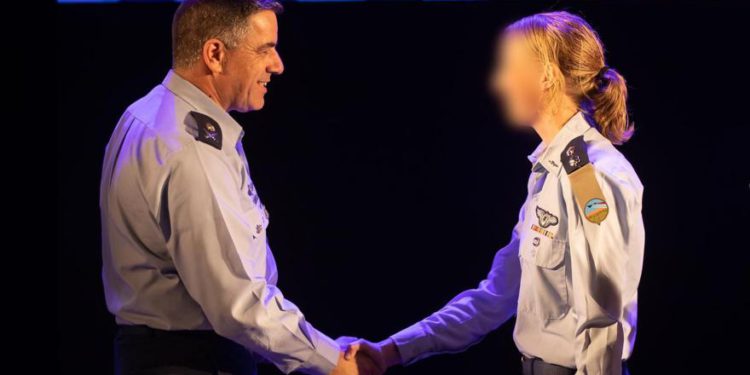 La teniente coronel Gimel se da la mano con el jefe de la Fuerza Aérea israelí, mayor general Amikam Norkin, mientras toma el mando del Escuadrón Nachshon de la IAF el 24 de septiembre de 2019, convirtiéndola en la primera mujer en servir como líder de un escuadrón de vuelo. (Fuerzas de Defensa de Israel)