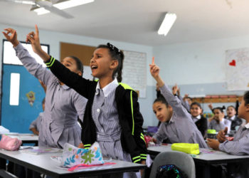 Los escolares palestinos participan en una lección en una escuela dirigida por UNRWA en el campo de refugiados de Shuafat en Jerusalén Este. (Crédito de la foto: AMMAR AWAD / REUTERS)