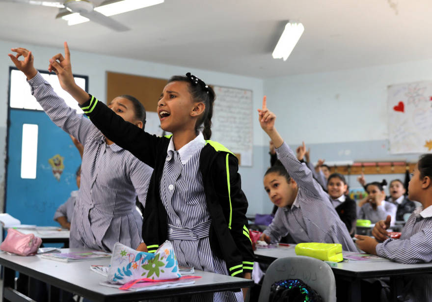 Los escolares palestinos participan en una lección en una escuela dirigida por UNRWA en el campo de refugiados de Shuafat en Jerusalén Este. (Crédito de la foto: AMMAR AWAD / REUTERS)