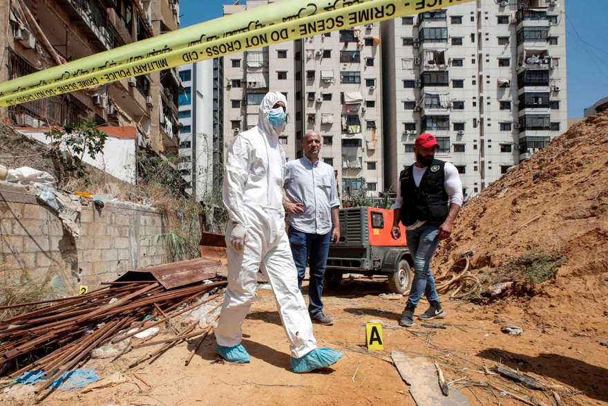 Investigadores libaneses inspeccionaron daños en el centro de medios de Hezbolá en agosto. FOTO: ANWAR AMR / AGENCE FRANCE-PRESSE / GETTY IMAGES