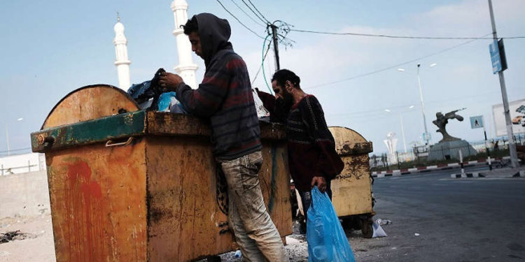 Los hombres buscan artículos para reciclar en la basura en la ciudad de Gaza, Gaza | Foto: Spencer Platt / Getty Images