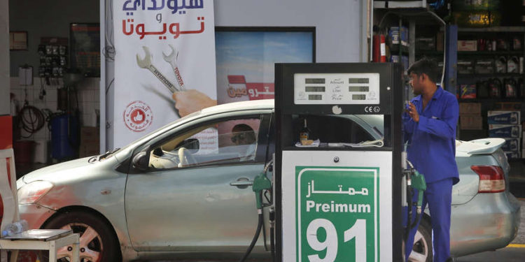 Un trabajador reposta un automóvil en una estación de servicio en Jiddah, Arabia Saudita, 16 de septiembre de 2019. (Amr Nabil / AP)