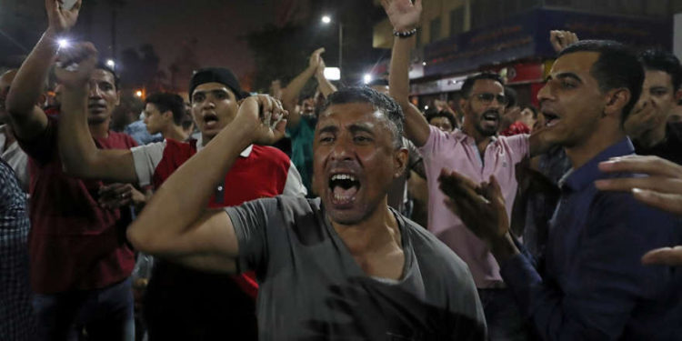 Manifestantes se reúnen en el centro de El Cairo y gritan consignas contra el gobierno el sábado | Foto: REUTERS / Mohamed Abd El Ghany