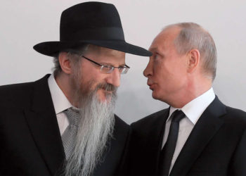 El presidente de Rusia, Vladimir Putin, conversa con el rabino jefe Berel Lazar durante una ceremonia de inauguración de un monumento a los héroes de la resistencia en campos de concentración y guetos durante la Segunda Guerra Mundial, el 4 de junio (foto: SERGEI ILNITSKY / REUTERS)