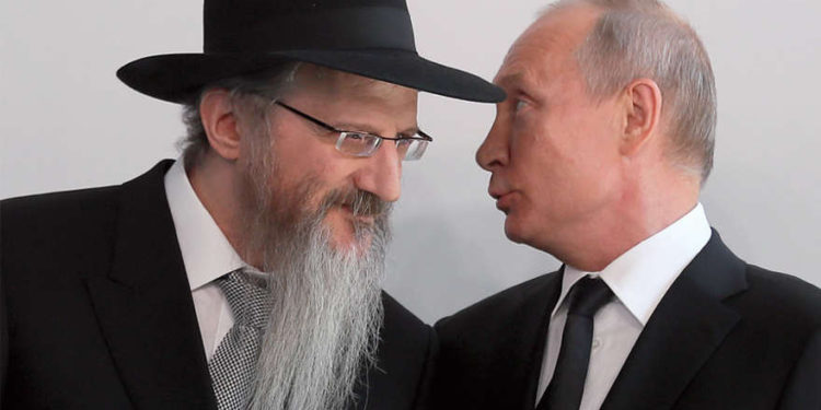 El presidente de Rusia, Vladimir Putin, conversa con el rabino jefe Berel Lazar durante una ceremonia de inauguración de un monumento a los héroes de la resistencia en campos de concentración y guetos durante la Segunda Guerra Mundial, el 4 de junio (foto: SERGEI ILNITSKY / REUTERS)