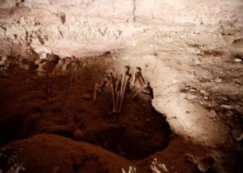 Partes de antiguos restos humanos, que datan de más de 3.000 años, se ven en un sitio fuera de Sanaa, Yemen, 26 de agosto. Foto: REUTERS / Mohamed al-Sayaghi