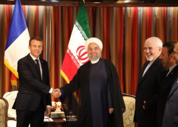 El presidente de Francia, Emmanuel Macron (L), se da la mano con su homólogo iraní, Hassan Rouhani, mientras el ministro de Relaciones Exteriores de Irán, Mohammad Javad Zarif (3 ° R) se encuentra junto a ellos. (Archivo / AFP)