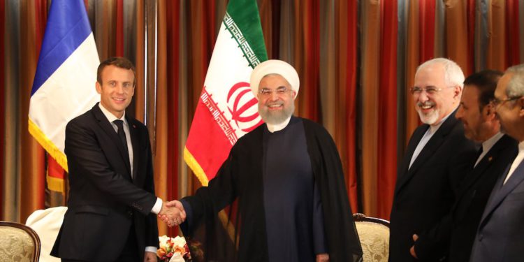 El presidente de Francia, Emmanuel Macron (L), se da la mano con su homólogo iraní, Hassan Rouhani, mientras el ministro de Relaciones Exteriores de Irán, Mohammad Javad Zarif (3 ° R) se encuentra junto a ellos. (Archivo / AFP)