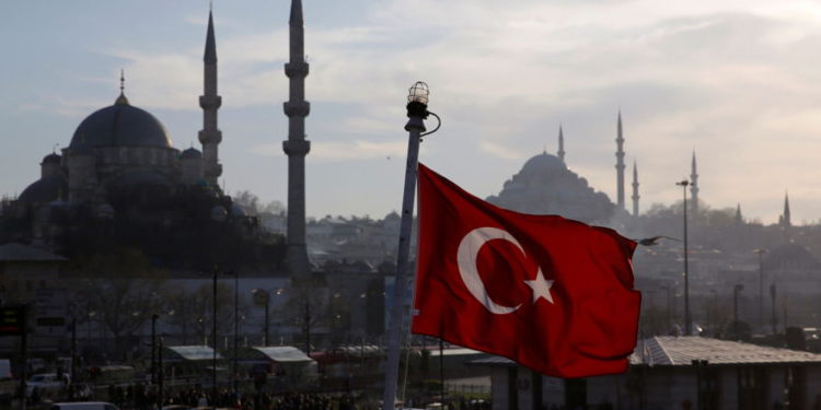 Una bandera turca, con las mezquitas New y Suleymaniye al fondo, ondea en un ferry de pasajeros en Estambul, Turquía, el 11 de abril de 2019 .. (Crédito de la foto: MURAD SEZER / REUTERS)