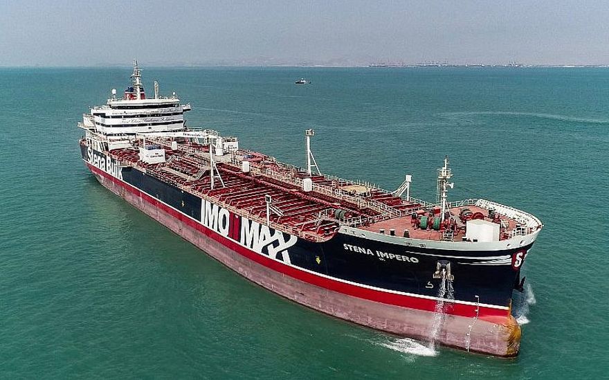 Esta imagen tomada el 27 de septiembre de 2019 muestra al petrolero de bandera británica Stena Impero cuando sale del puerto de Bandar Abbas en el sur de Irán (Mehdi DEHDAR / Fars news / AFP)