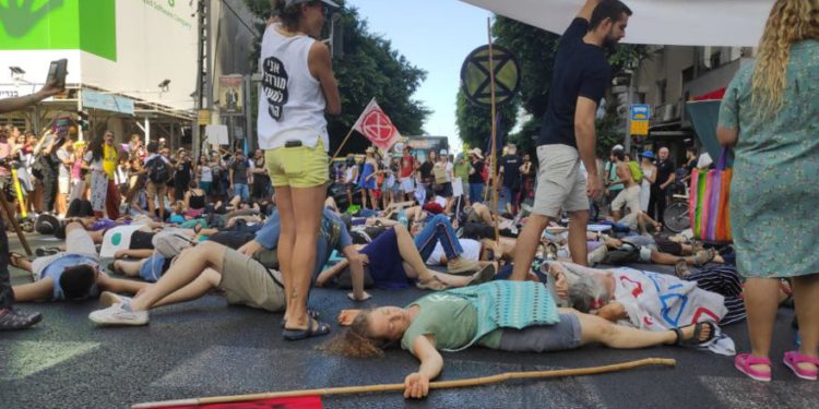 Miles protestan por el cambio climático en las calles de Tel Aviv. (Crédito de la foto: XR ISRAEL)