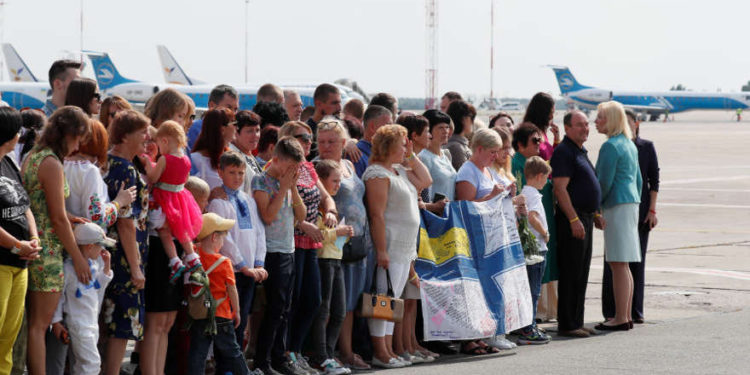 Familiares de prisioneros ucranianos, incluidos en el intercambio de prisioneros entre Rusia y Ucrania, esperan su llegada al aeropuerto internacional de Borispil, a las afueras de Kiev, Ucrania, el 7 de septiembre de 2019. (Crédito de la foto: GLEB GARANICH / REUTERS)