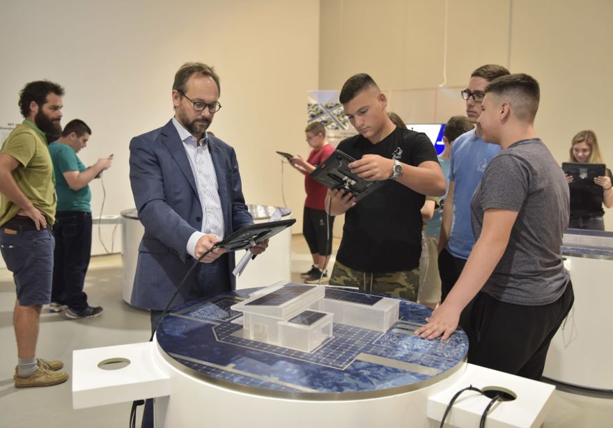 Jefe de la delegación de la UE en Israel, Emanuele Giaufret y estudiantes israelíes. (Crédito de la foto: YOSSY ZWECKER)