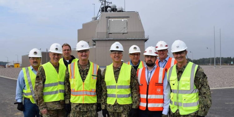 Vicealmirante de la Marina de los EE. UU. Jon Hill (centro), director de la Agencia de Defensa de Misiles (MDA), durante una visita al sitio del Sistema de Defensa de Misiles Aegis Ashore (AAMDS) en Polonia el 26 de septiembre de 2019. Foto por la Teniente Amy Forsythe