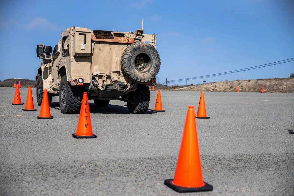 Cuerpo de Marines de EE.UU. lanza curso de entrenamiento de JLTV en el Campamento Pendleton