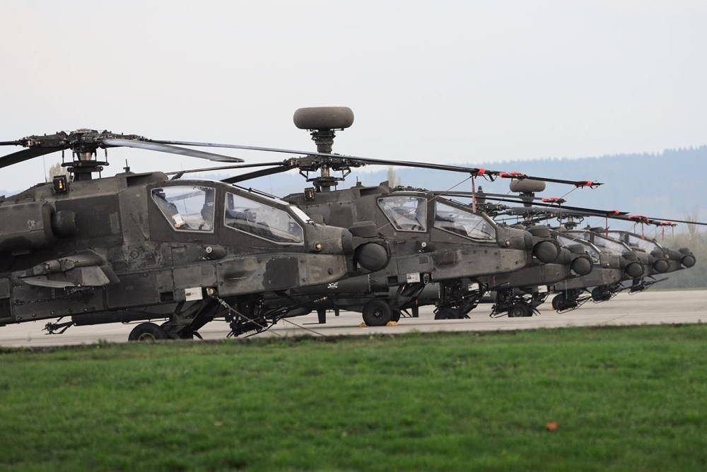 Helicópteros de ataque Apache del Ejército de EE.UU. llegan a Alemania