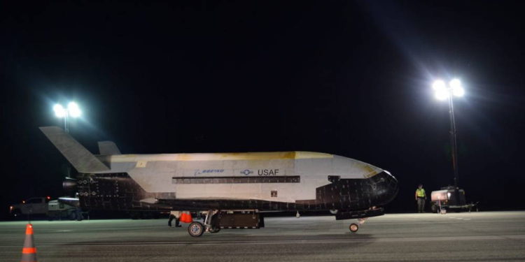 Avión espacial de la Fuerza Aérea de EE.UU. regresa a la Tierra después de 780 días en órbita