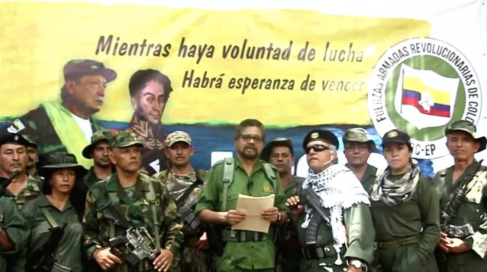 Un ex comandante de las FARC conocido como alias Ivan Marquez lee una declaración de que los ex combatientes de las FARC reanudarán su insurgencia, en una captura de pantalla sin fecha de un video publicado el 29 de agosto de 2019. ANTIGUO FOLLETO DE DISIDENCIA DE LAS FARC a través de REUTERS