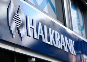 El logo del Halkbank turco en Estambul. (FOTO AFP / OZAN KOSE)