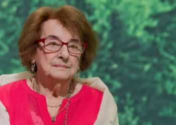 La sobreviviente del Holocausto Hanni Levy en una convención extraordinaria del partido en Hannover, Alemania, 1 de enero de 2018. (Julian Stratenschulte / dpa a través de AP)