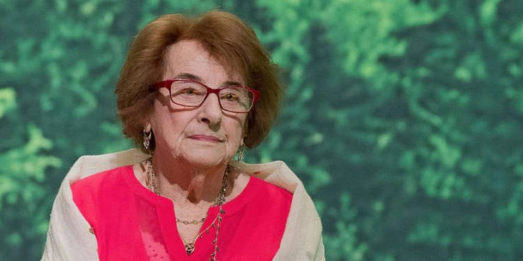 La sobreviviente del Holocausto Hanni Levy en una convención extraordinaria del partido en Hannover, Alemania, 1 de enero de 2018. (Julian Stratenschulte / dpa a través de AP)