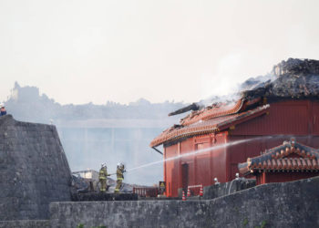 Los bomberos intentan extinguir un incendio en la sala norte del Castillo de Shuri en Naha, Okinawa, sur de Japón, el jueves 31 de octubre de 2019. Un incendio se extendió entre las estructuras en el Castillo de Shuri en la isla de Okinawa, en el sur de Japón, casi destruyendo el Patrimonio Mundial de la UNESCO. sitio. (Jun Hirata / Kyodo News vía AP)