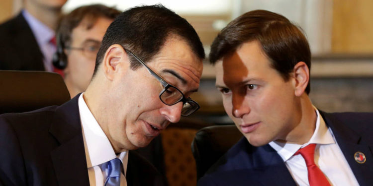 En esta foto del 19 de julio de 2017, el asesor principal de la Casa Blanca, Jared Kushner (R), le susurra al Secretario del Tesoro de los Estados Unidos, Steven Mnuchin, durante un Diálogo Económico integral de Estados Unidos y China en el Departamento del Tesoro de Washington. (Brendan Smialowski / AFP)